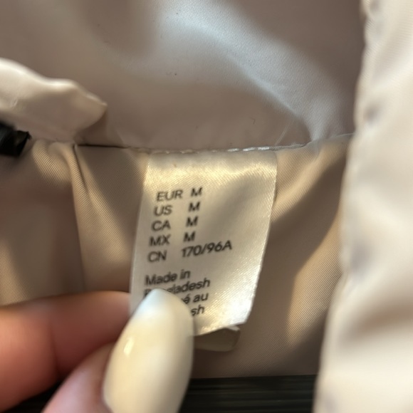 I’m selling those H&M puffer jacket size medium, only worn like 3 times - Picture 4 of 5